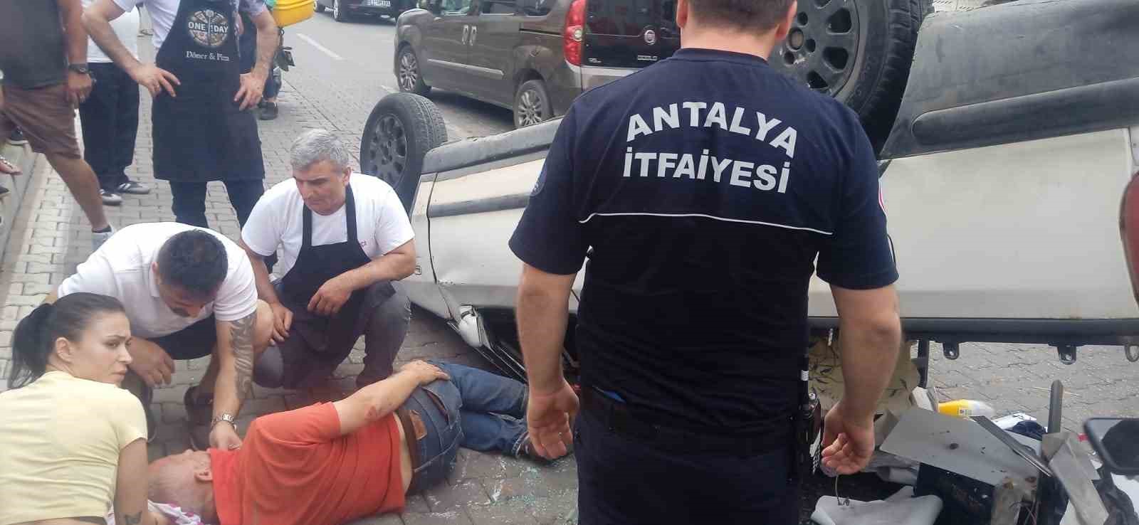 Alanya’da kontrolden çıkan kamyonet önce otomobile çarptı, ardından takla attı: 1 yaralı