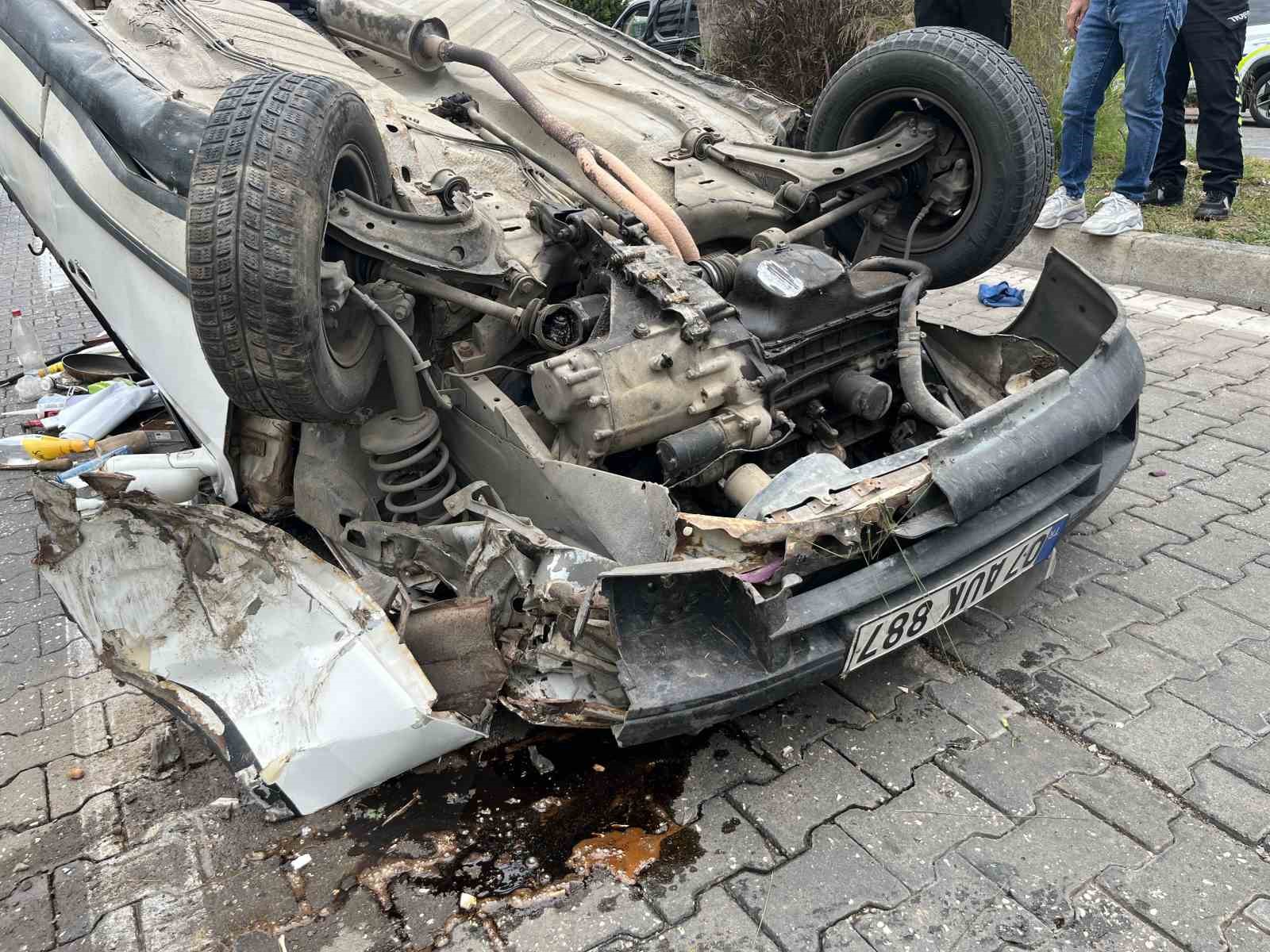 Alanya&rsquo;da kontrolden &ccedil;ıkan kamyonet &ouml;nce otomobile &ccedil;arptı, ardından takla attı: 1 yaralı
