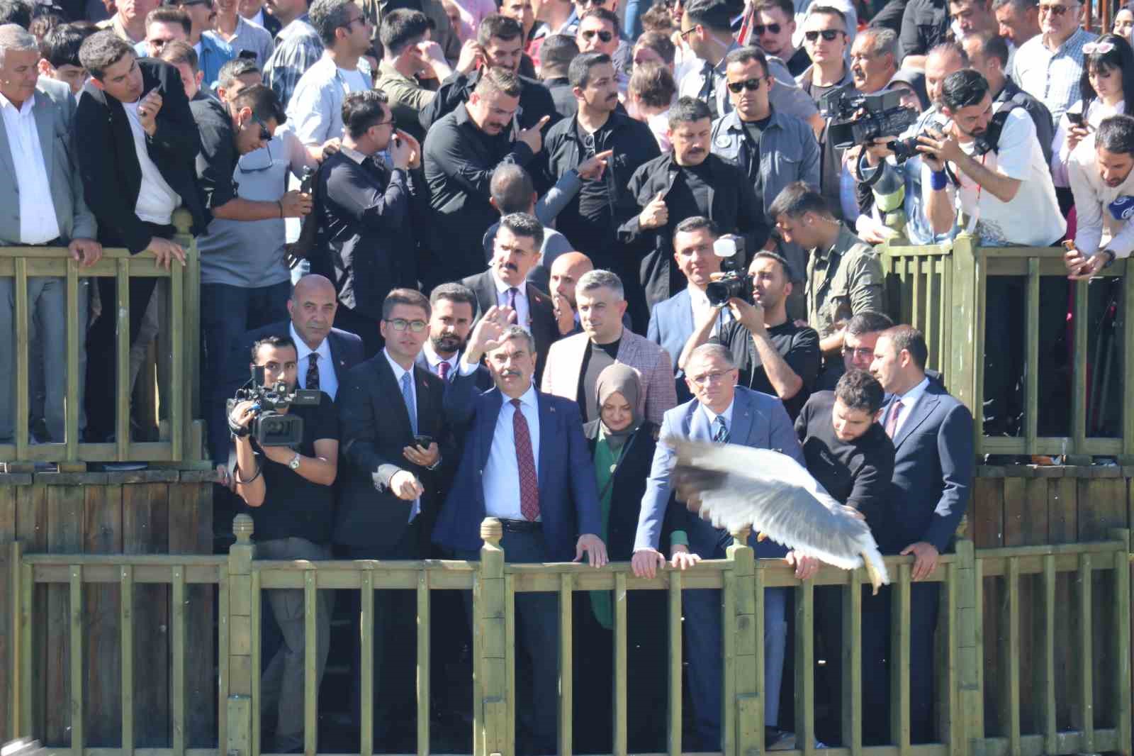 Milli Eğitim Bakanı Tekin, inci kefali göçünü izledi