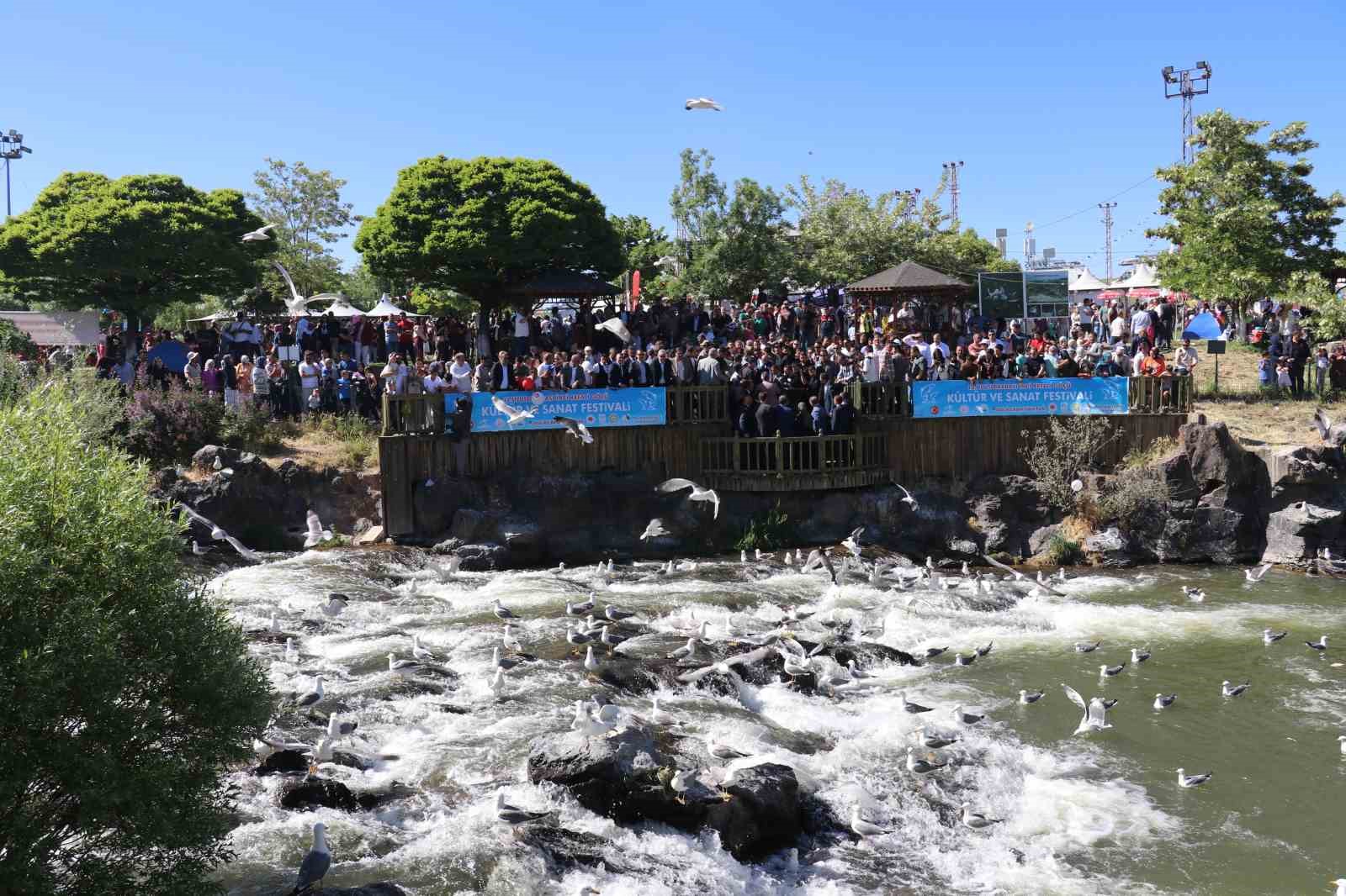 Milli Eğitim Bakanı Tekin, inci kefali göçünü izledi