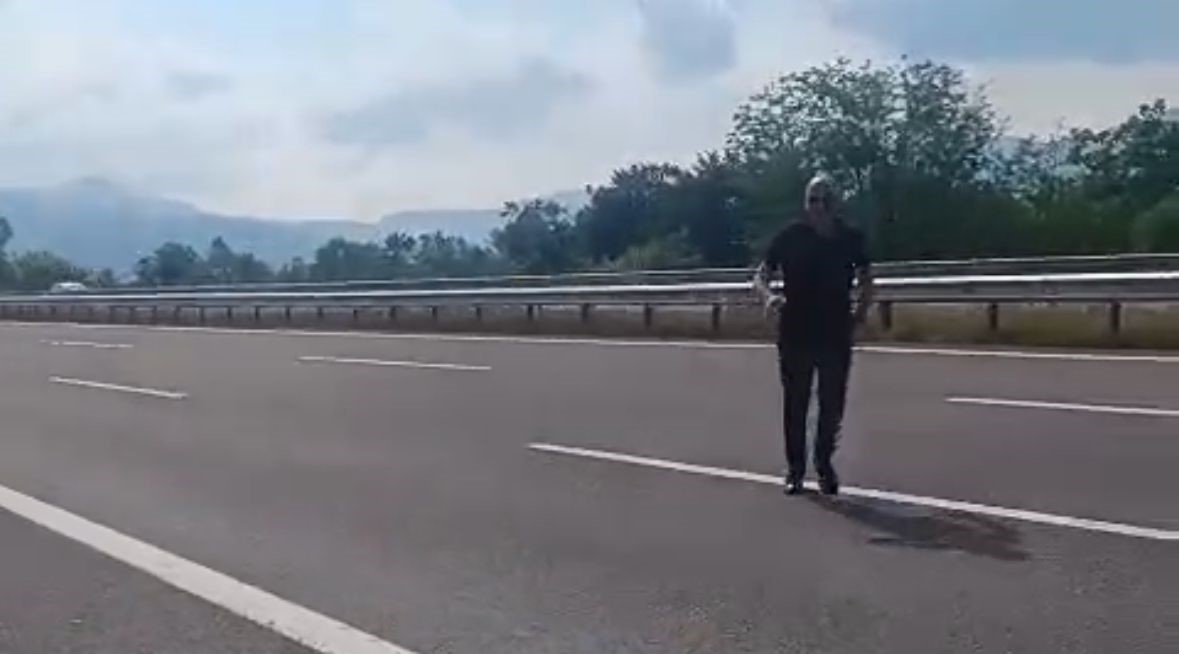 Canını hi&ccedil;e saydı, otoyolda kaza olmasın diye plastik par&ccedil;aları topladı
