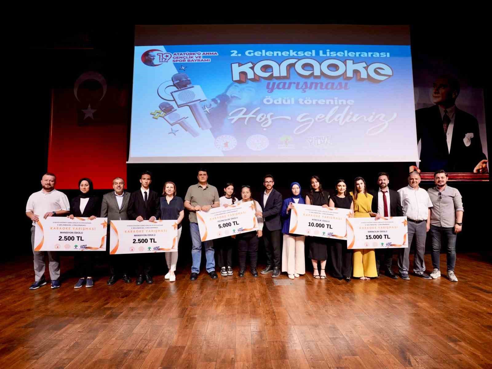 Başkan Yılmaz, başarılı öğrencileri ödüllendirdi