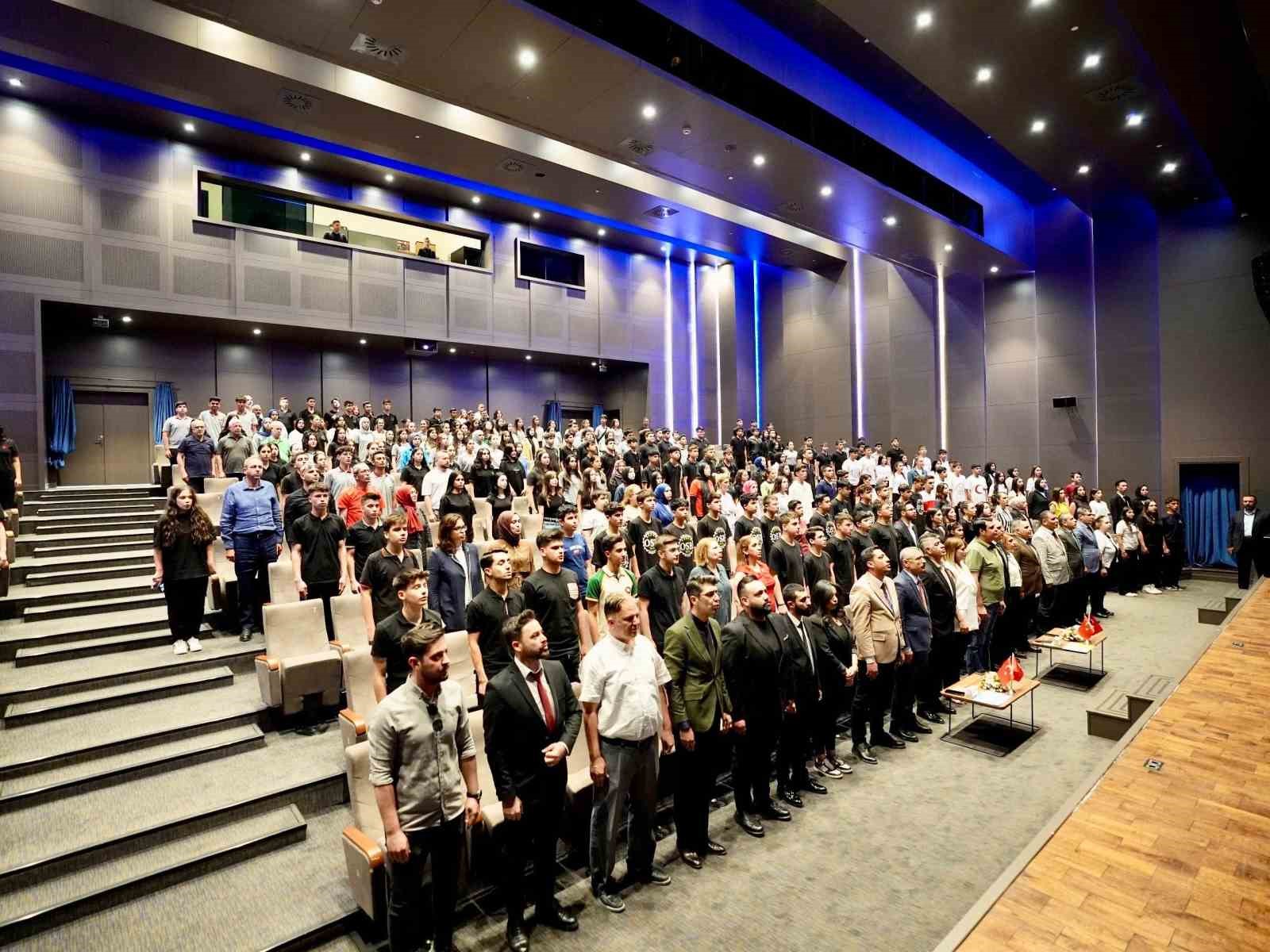 Başkan Yılmaz, başarılı &ouml;ğrencileri &ouml;d&uuml;llendirdi
