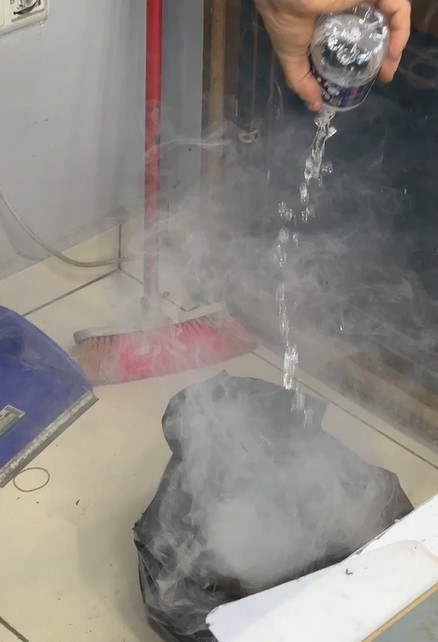 Duman &ccedil;ıkan bataryaları suyla s&ouml;nd&uuml;rmeye &ccedil;alıştı
