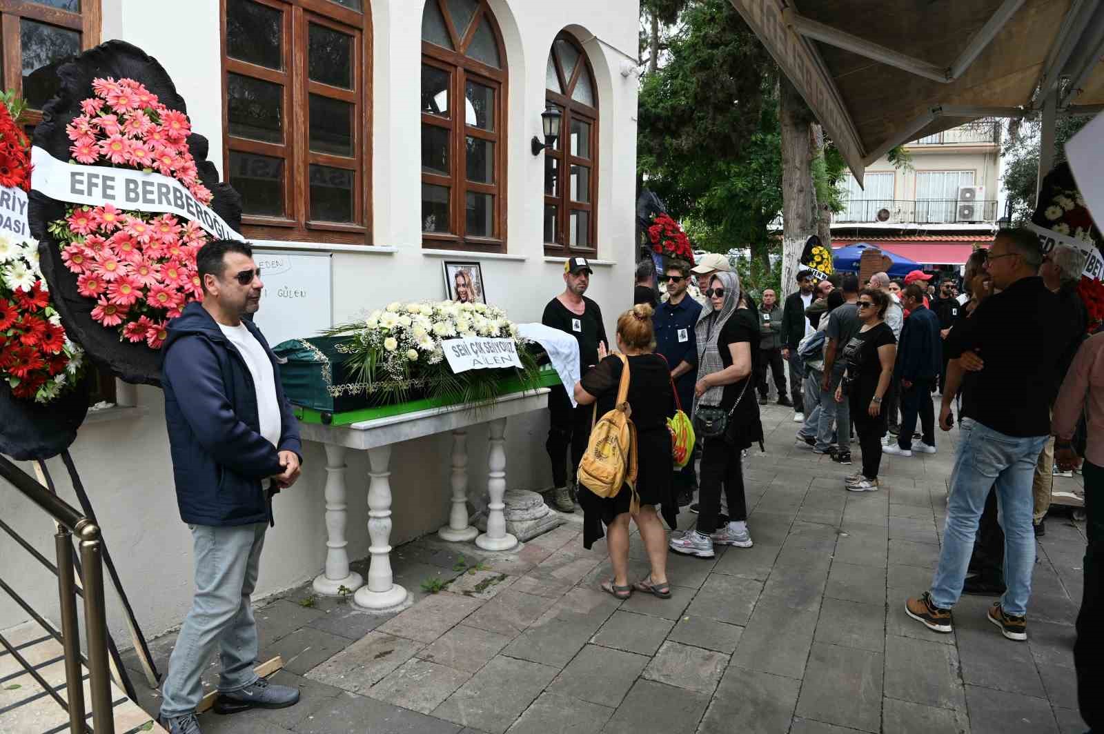 Kansere yenik d&uuml;şen şarkıcı Şimal, Kuşadası&rsquo;nda son yolculuğuna uğurlandı
