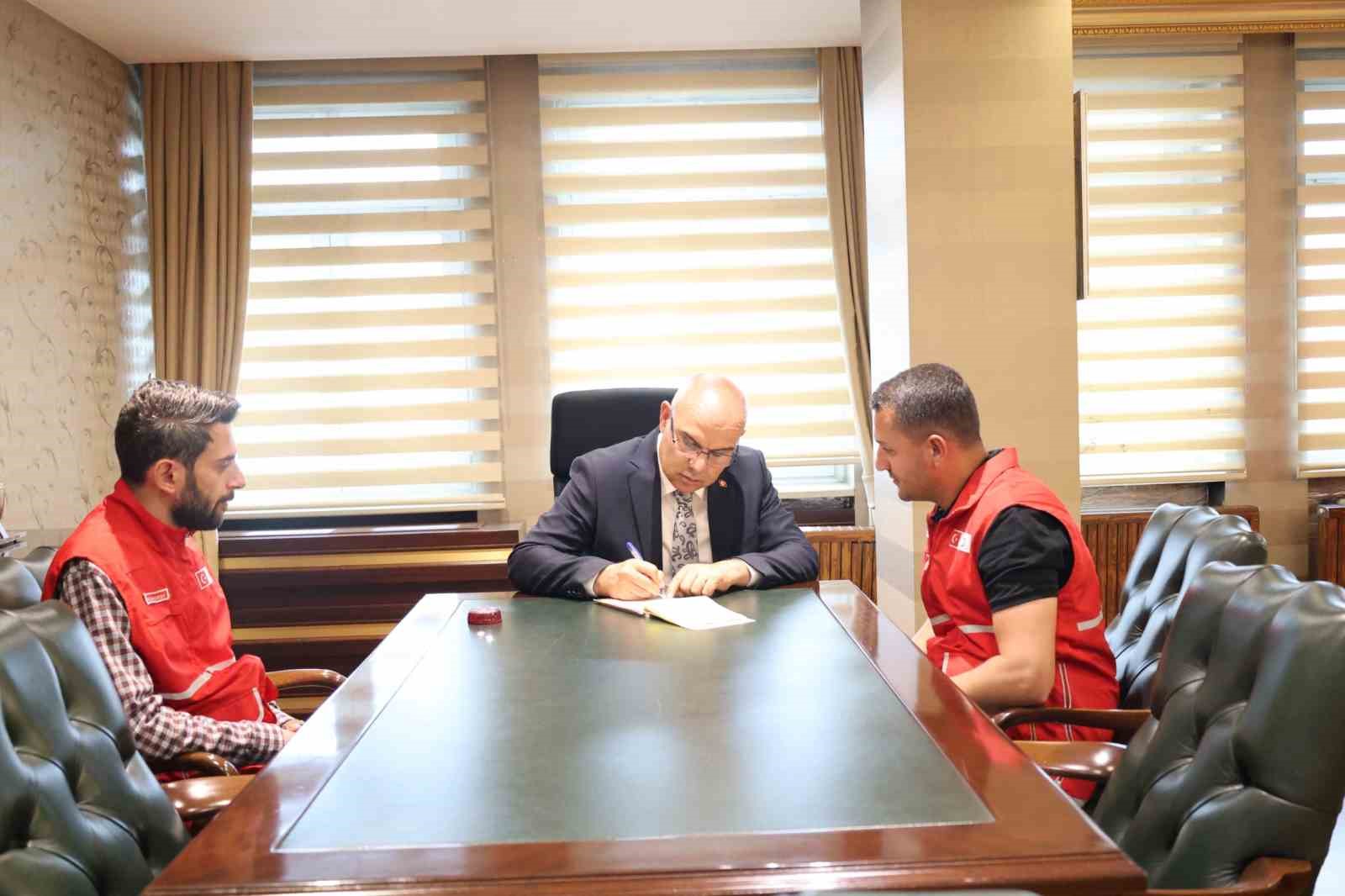 Ağrı Valisi Koç, kurbanını Gazze’deki ihtiyaç sahiplerine ulaştırmak üzere Türk Kızılayı’na verdi