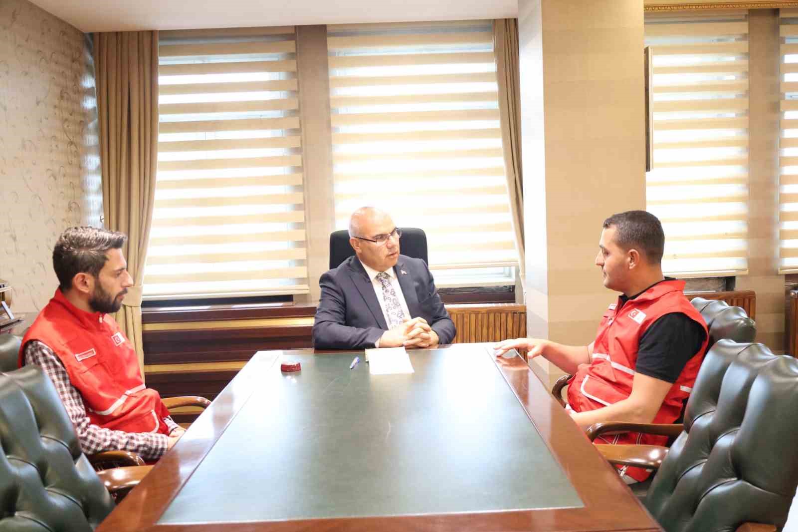 Ağrı Valisi Ko&ccedil;, kurbanını Gazze&rsquo;deki ihtiya&ccedil; sahiplerine ulaştırmak &uuml;zere T&uuml;rk Kızılayı&rsquo;na verdi
