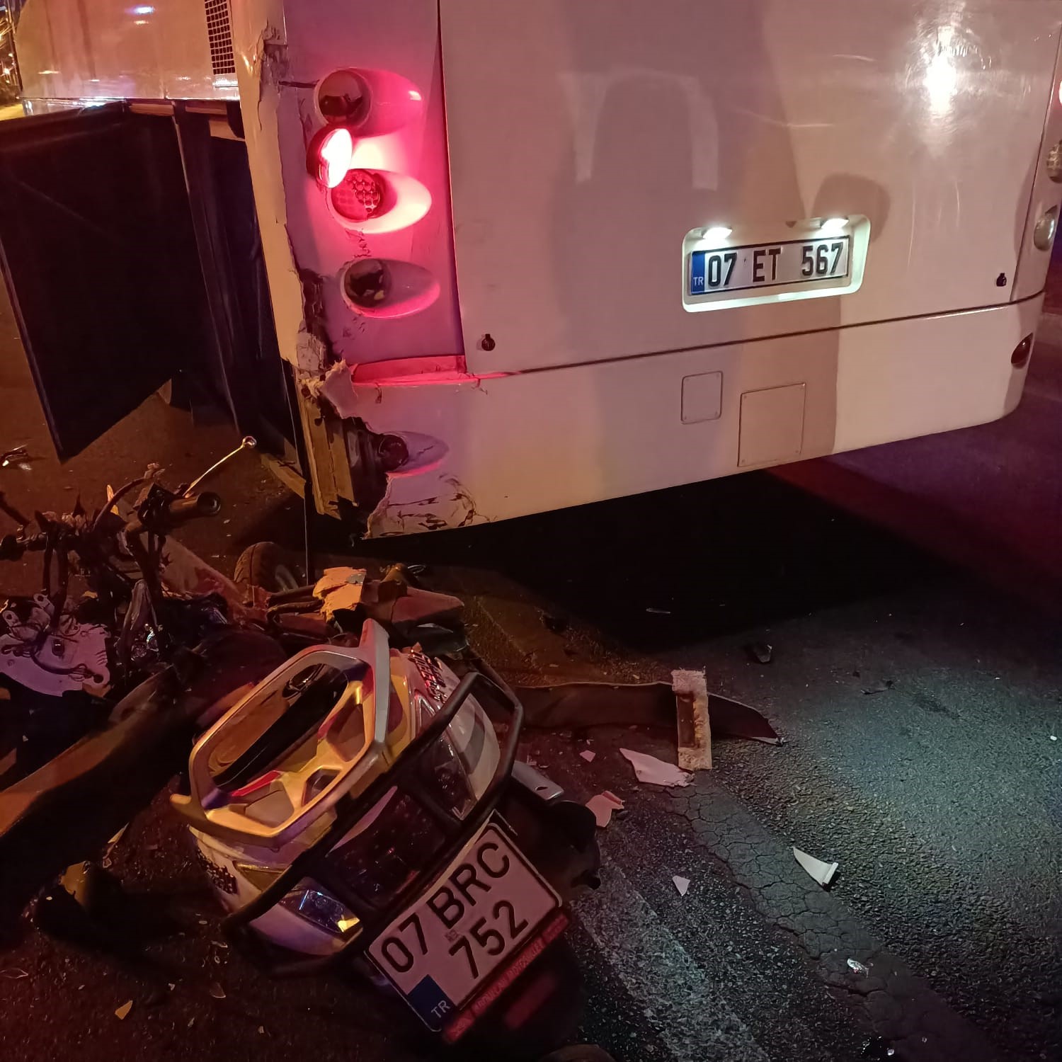 Alanya&rsquo;da kırmızı ışıkta bekleyen otob&uuml;se &ccedil;arpan motosikletin s&uuml;r&uuml;c&uuml;s&uuml; hayatını kaybetti
