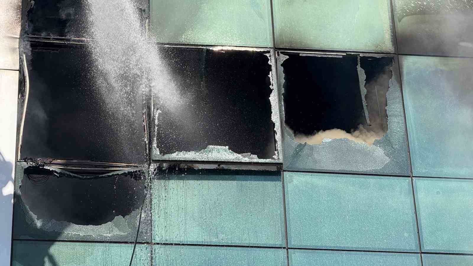 İş merkezindeki imalathanede &ccedil;ıkan yangın kontrol altına alındı
