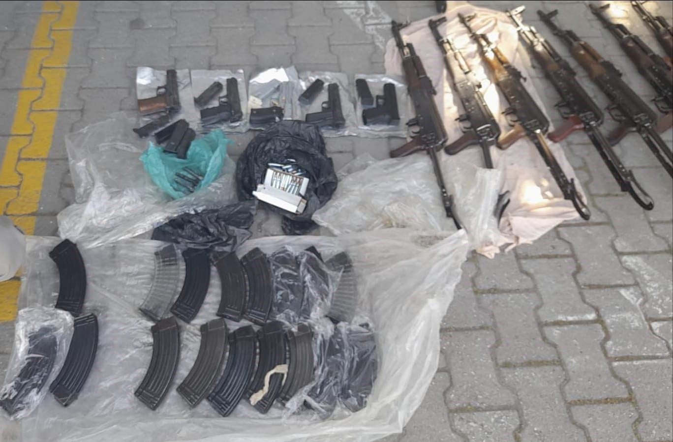 Kiraladığı araçta kalaşnikoflarla yakalanan polis ile birlikte 2 şahıs tutuklandı