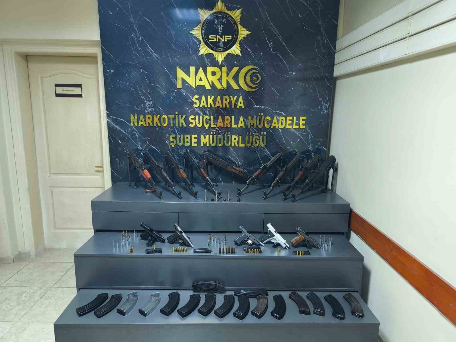 Kiraladığı ara&ccedil;ta kalaşnikoflarla yakalanan polis ile birlikte 2 şahıs tutuklandı
