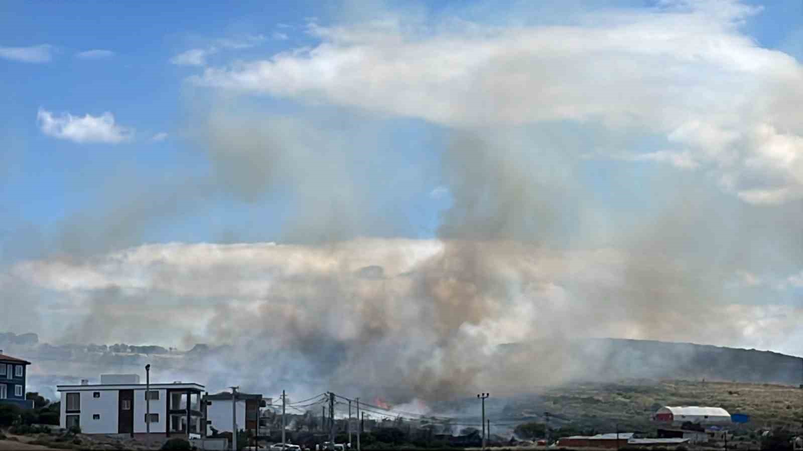 Ayvacık’ta otluk alanda başlayan yangın yerleşim yerlerine sıçramadan kontrol altına alındı
