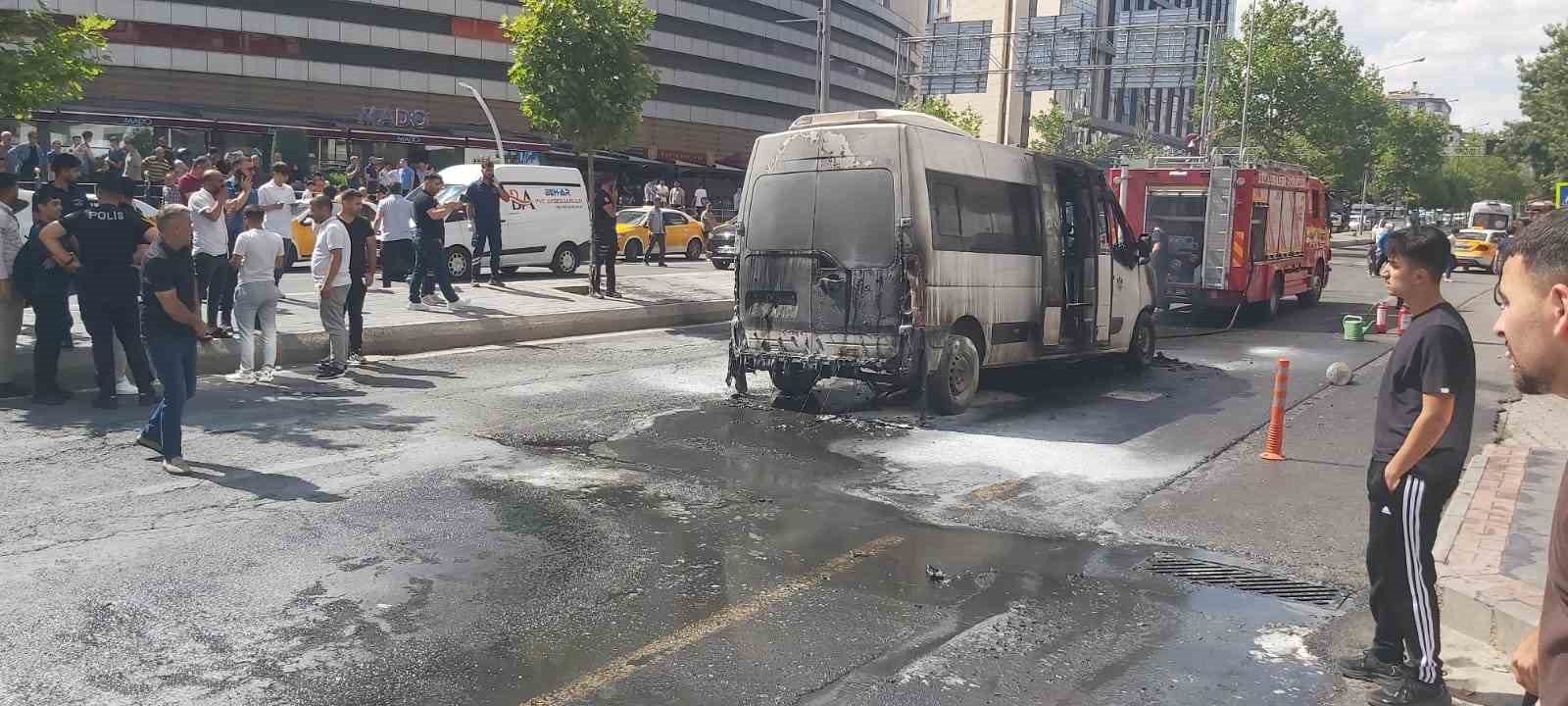 Diyarbakır’da şehir içi minibüs alevlere teslim oldu