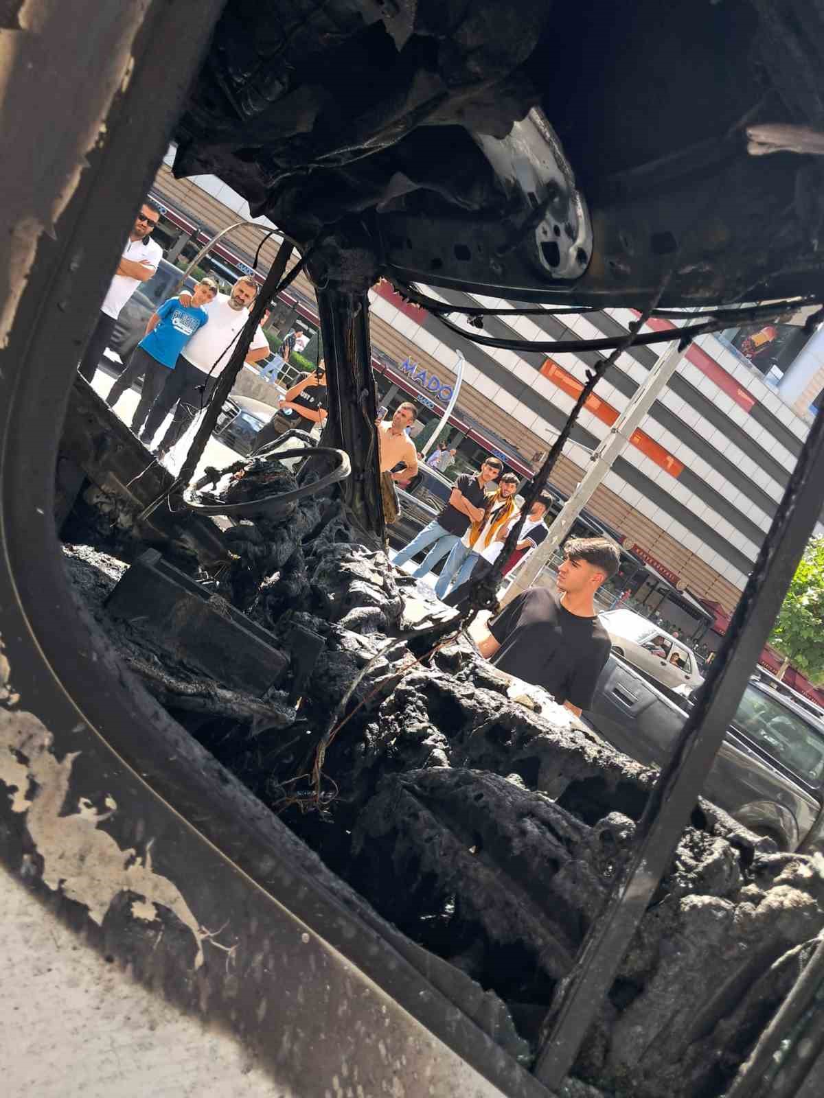 Diyarbakır’da şehir içi minibüs alevlere teslim oldu
