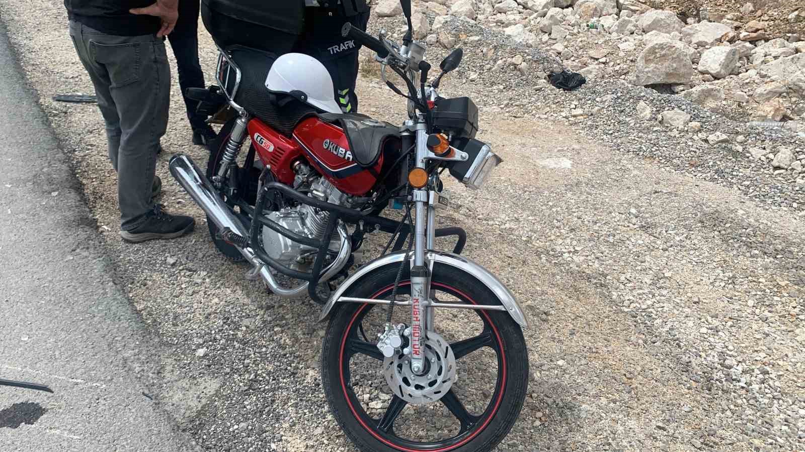 Karaman&rsquo;da otomobille &ccedil;arpışan motosikletin s&uuml;r&uuml;c&uuml;s&uuml; yaralandı
