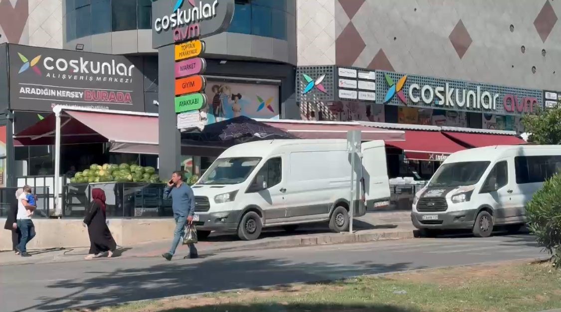 Batman’da market aracının kaldırım işgali tepki çekti