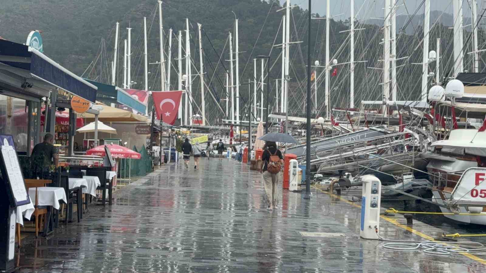 Marmaris baharı yağmurla uğurluyor