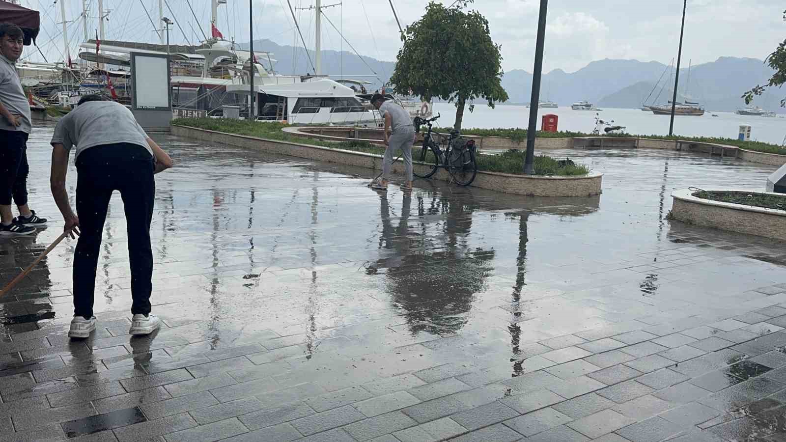 Marmaris baharı yağmurla uğurluyor
