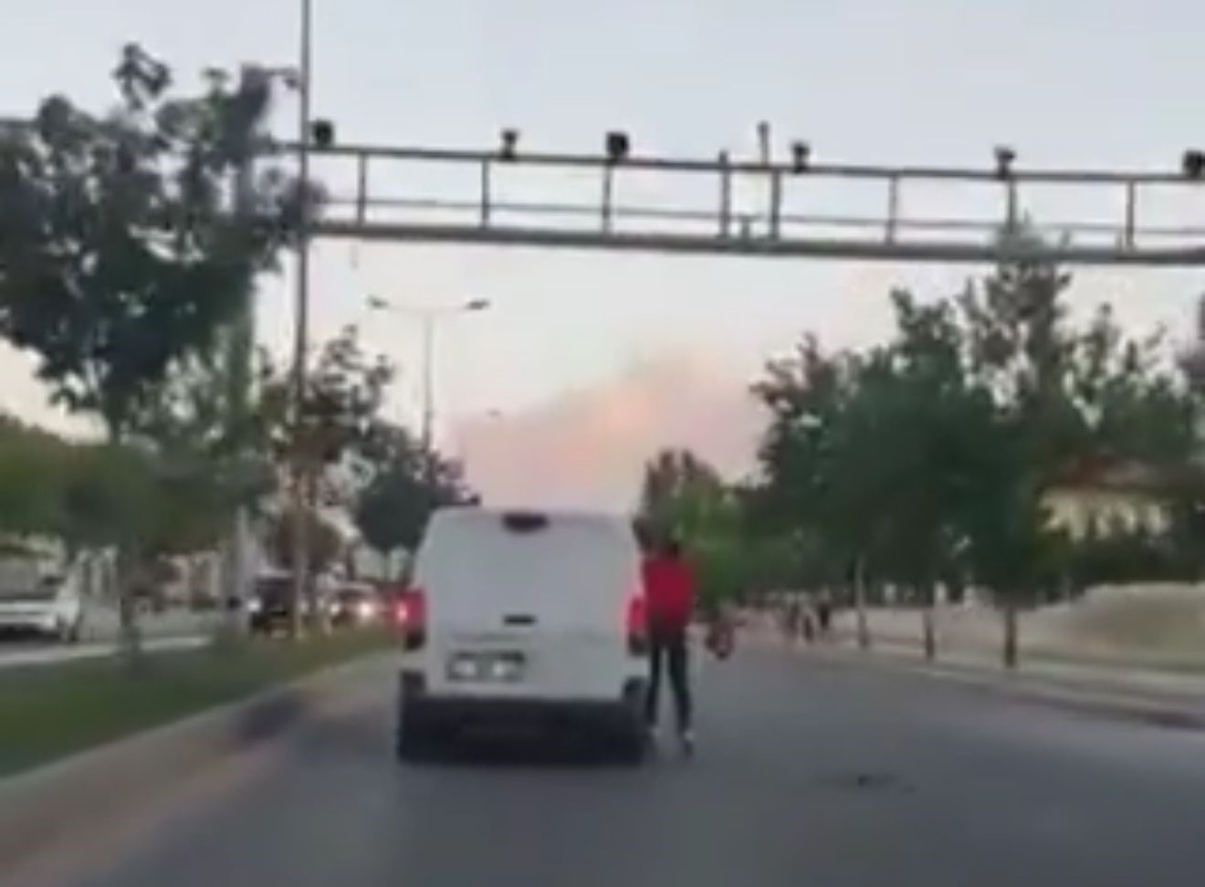 Araca tutunarak ilerleyen patenli gencin tehlikeli yolculuğu kameraya yansıdı