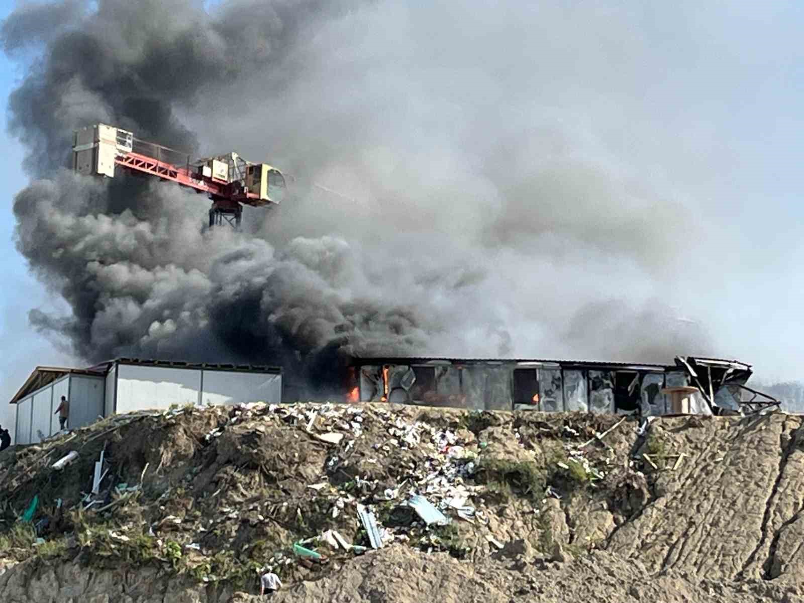 İşçilerin kaldığı konteyner yatakhane alevlere teslim oldu