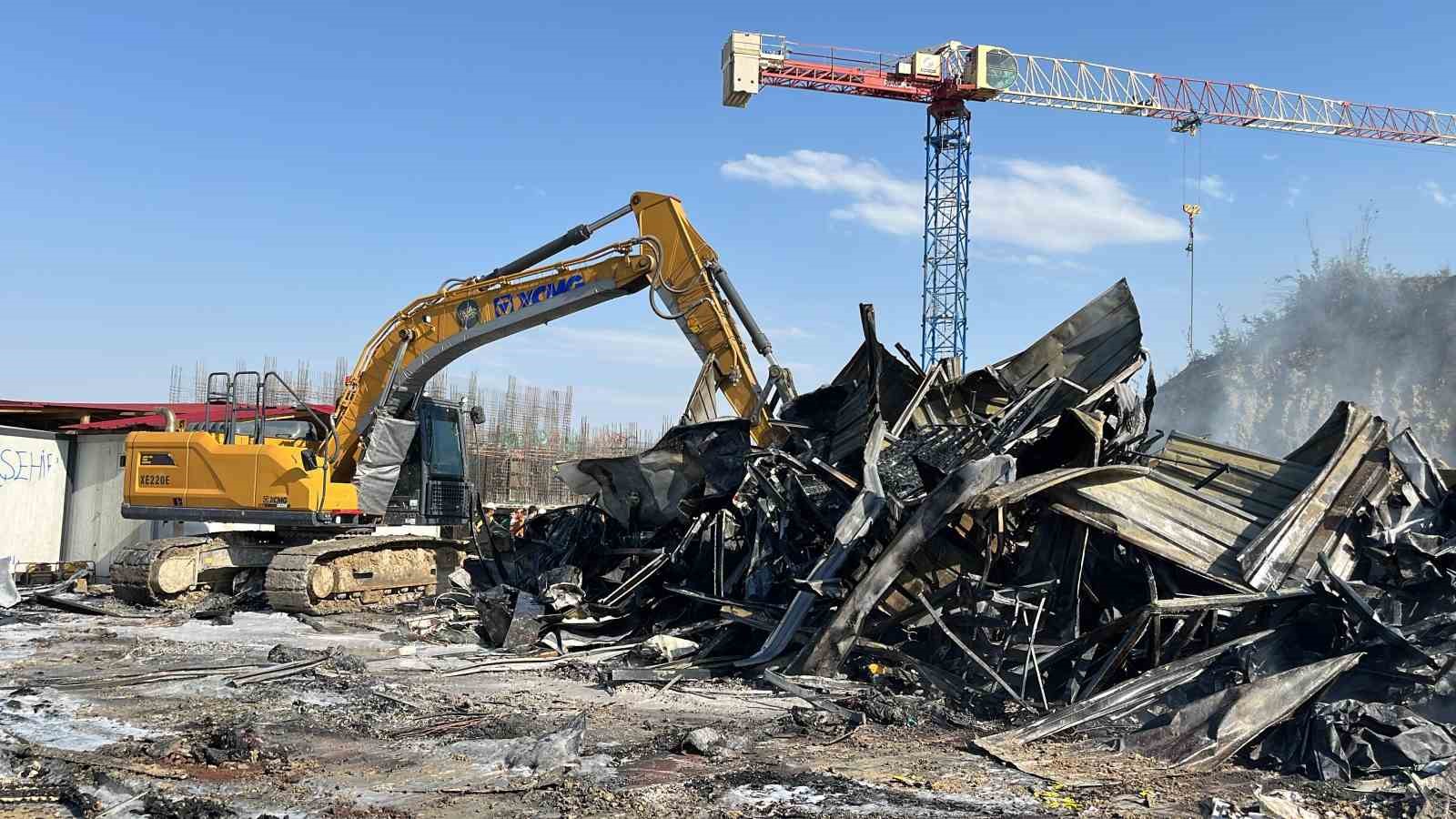 İş&ccedil;ilerin kaldığı konteyner yatakhane alevlere teslim oldu
