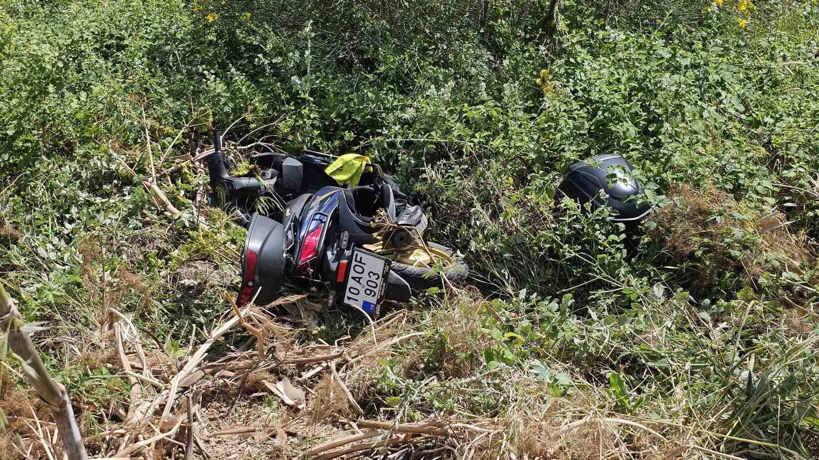 Erdek&rsquo;te motosiklet direksiyon hakimiyetini kaybetti u&ccedil;uruma d&uuml;şt&uuml;
