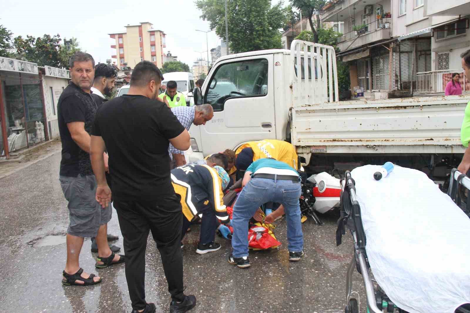 Kamyonet ile &ccedil;arpışan motosikletin s&uuml;r&uuml;c&uuml;s&uuml; yaralandı
