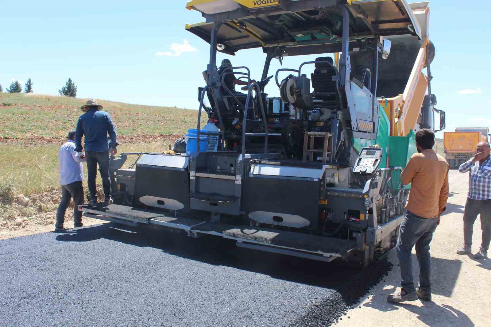 Siirt&rsquo;te kırsal grup k&ouml;y yolları sıcak asfaltla buluşuyor
