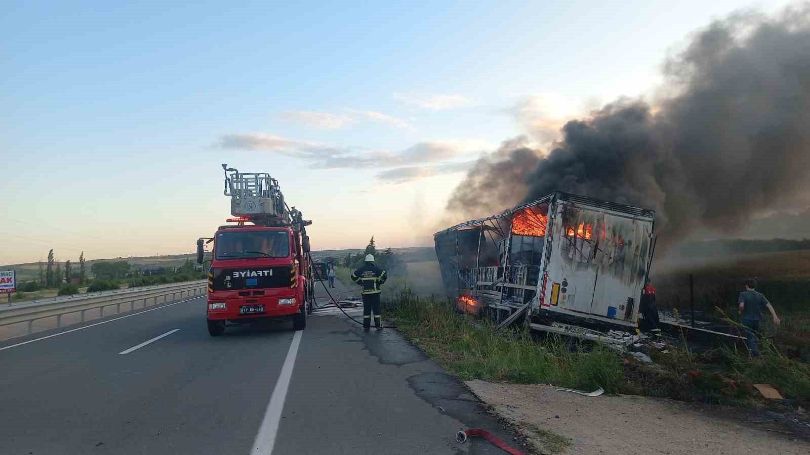 Çanakkale’de yol kenarına devrilen tır alev alev yandı