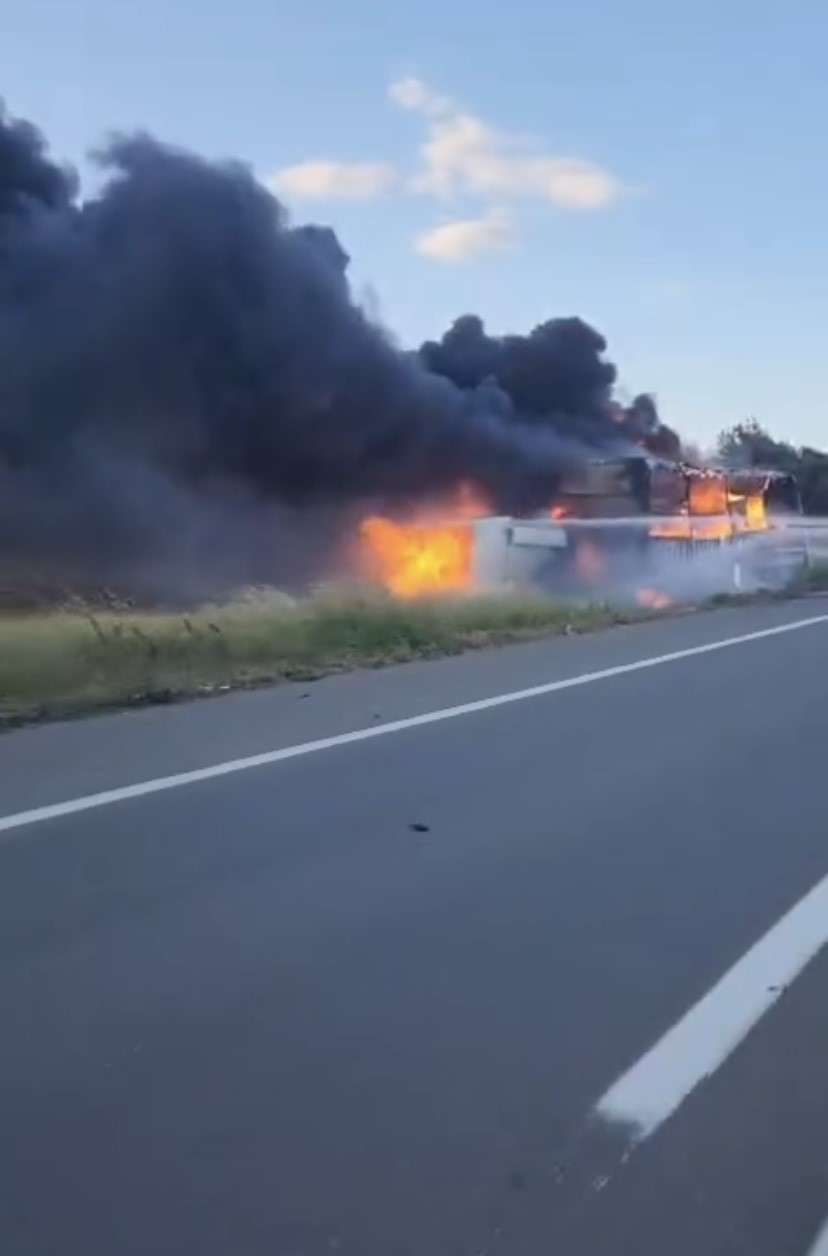 &Ccedil;anakkale&rsquo;de yol kenarına devrilen tır alev alev yandı
