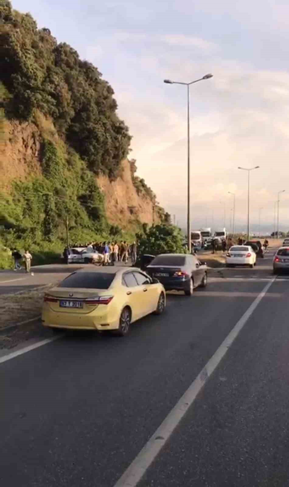 Otomobil ref&uuml;j&uuml; aşıp karşı şeride ge&ccedil;ti: 4 yaralı
