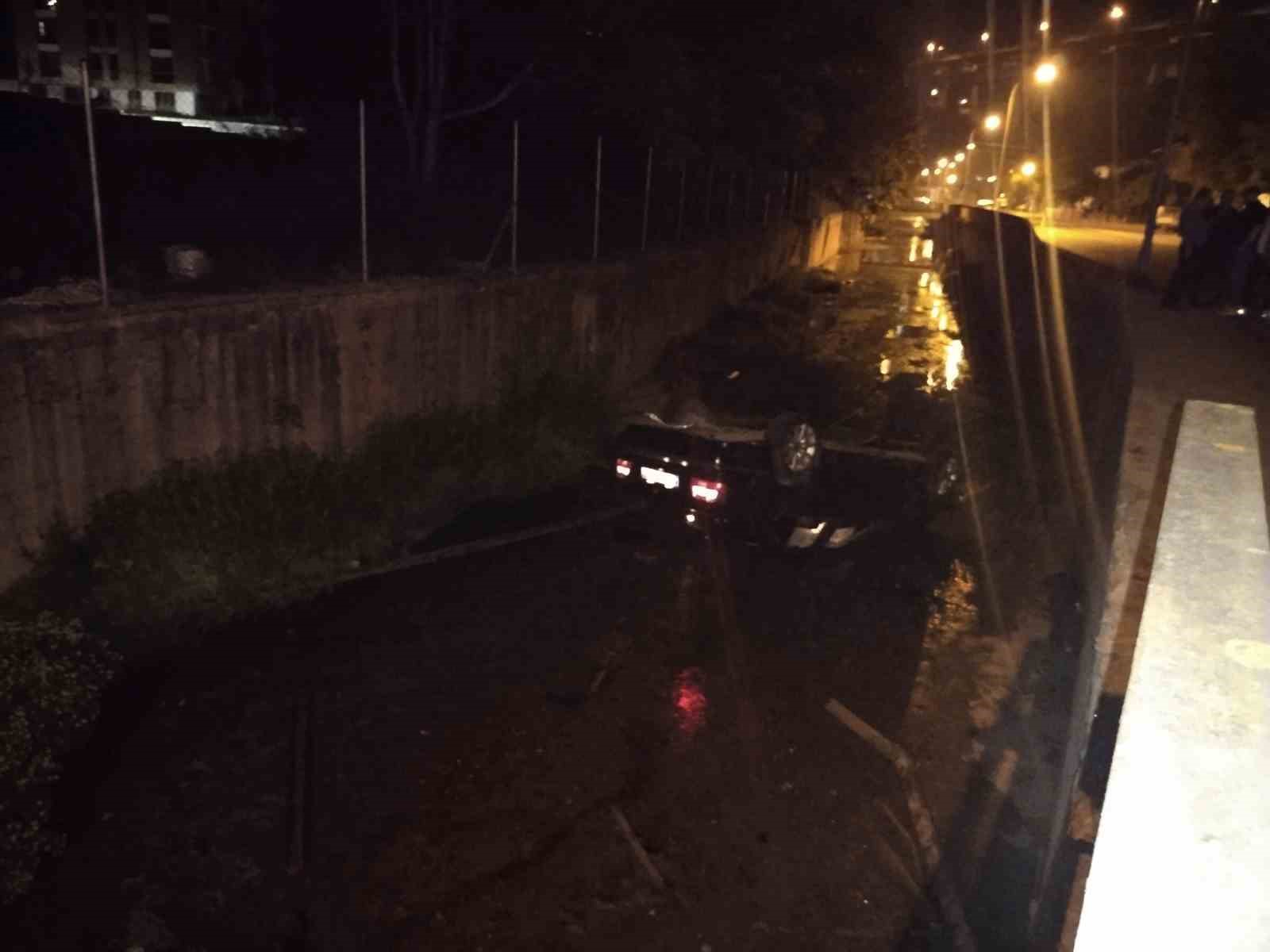 Beykoz’da kontrolden çıkan otomobil dereye uçtu: 1 yaralı
