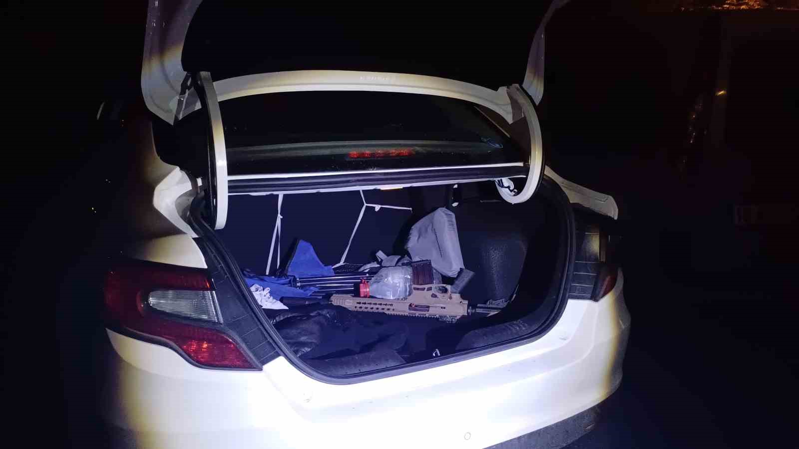 Tekel bayisinde &ccedil;ıkan kavganın ardından polis ekiplerinden ka&ccedil;an 4 kişi, kovalamaca sonucu yakalandı
