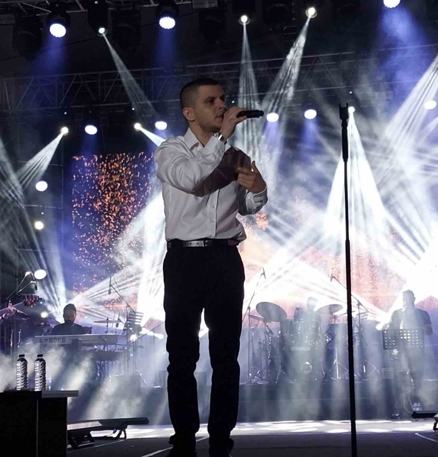 Mut kays festivalinde sanat Bilal Sonses ve Zeynep Bastk hayranlarn coturdu
