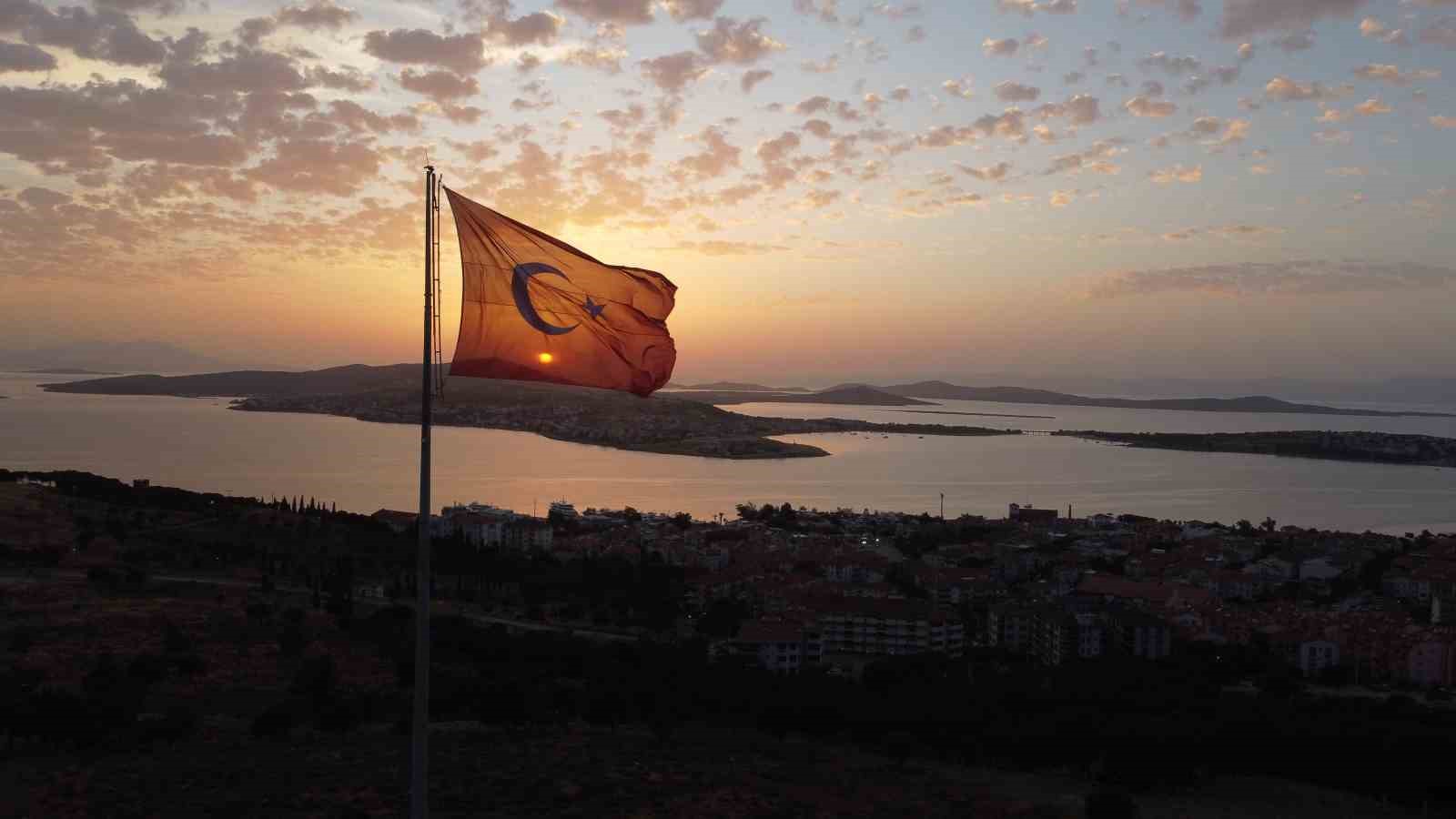 Gün batımında Türk bayrağı ve Ayvalık adaları görsel şölen oluşturdu

