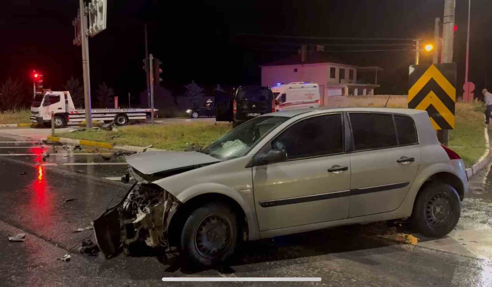 İki otomobilin çarpıştığı kazada 6 kişi yaralandı