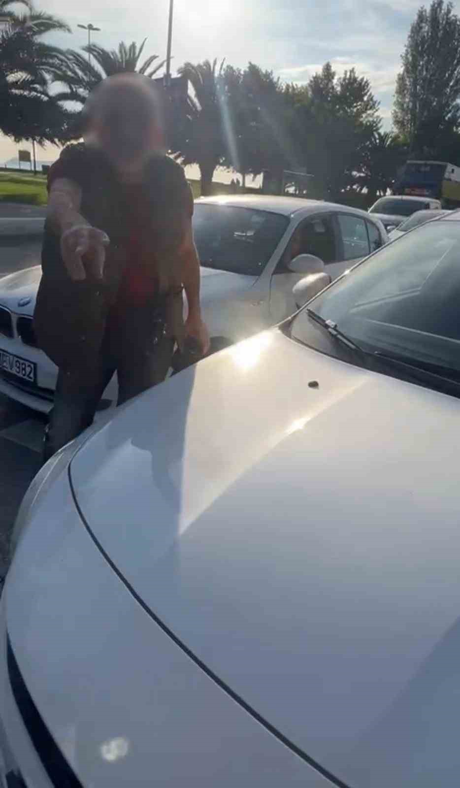 Maltepe’de trafikte dehşet: Kadın sürücü, 2 çocuğunun yanında saldırıya uğradı
