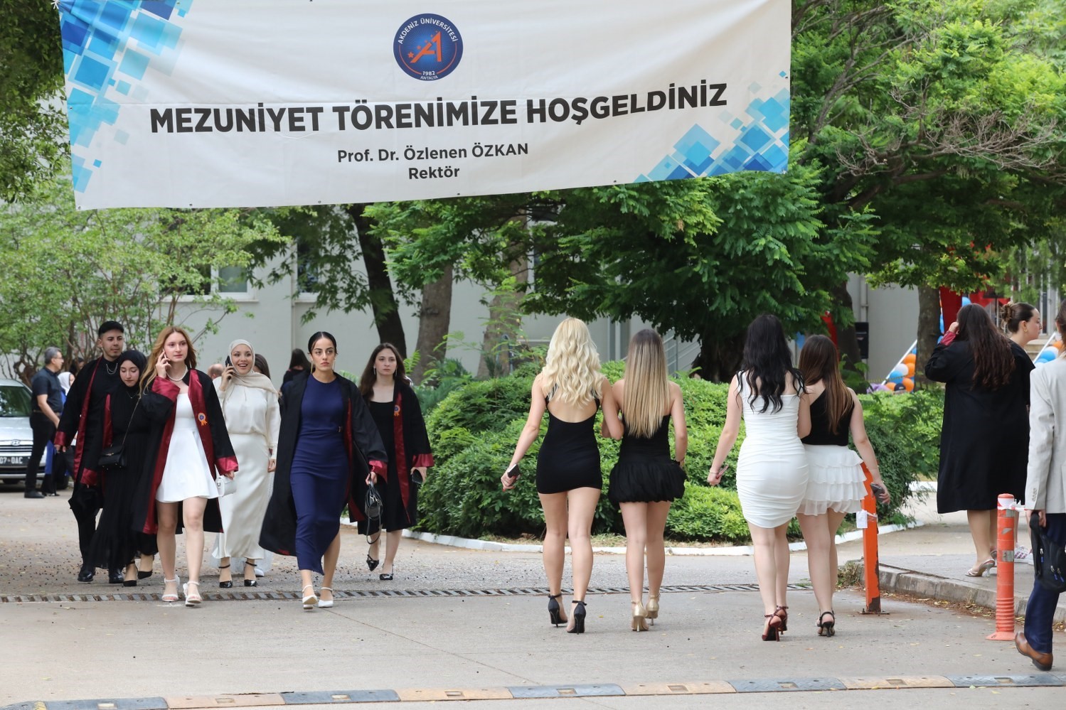 AÜ Sağlık Hizmetleri MYO öğrencileri mezun oldu

