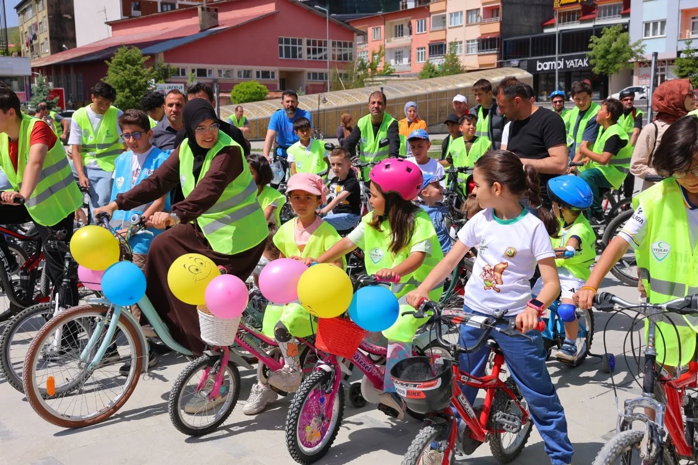 Bisikletliler, farkındalık için pedal çevirdi
