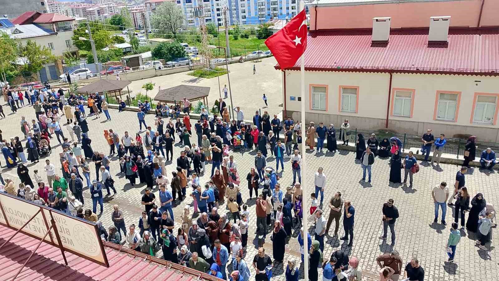 Sivas’ta öğrenciler meslek ortaokuluna girmek için ter döktü
