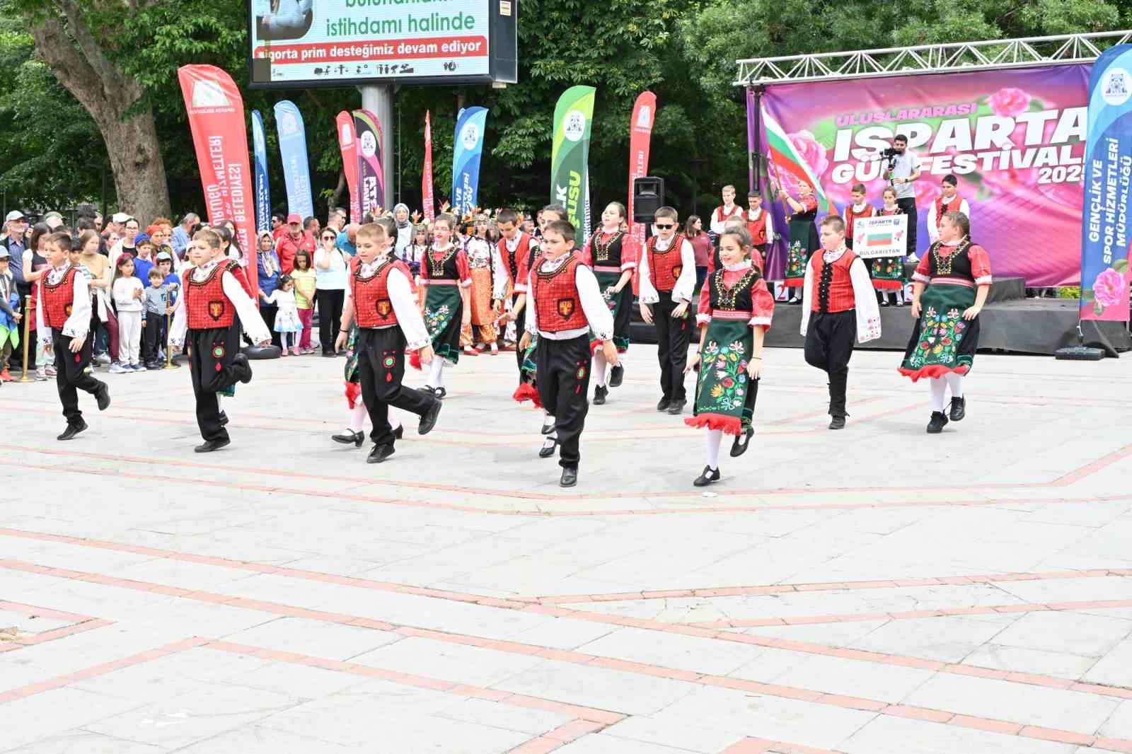 Gül Festivali, gül maratonu halk koşusu ve gül bisiklet yarışı ile renklendi
