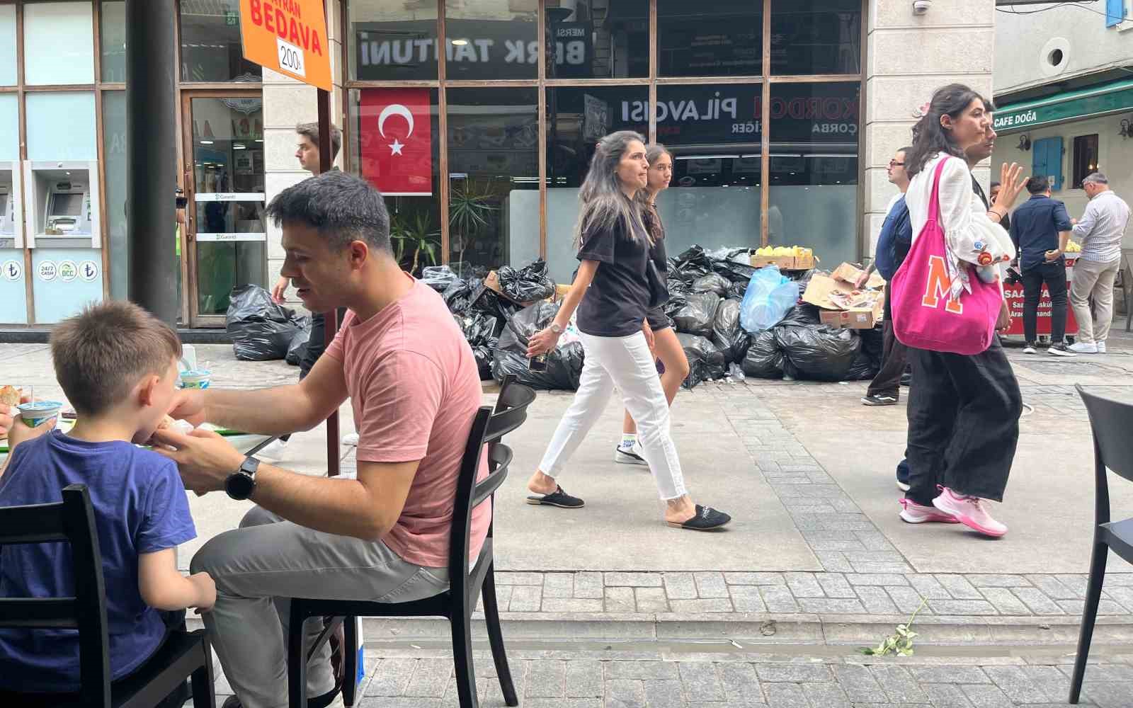 İzmir Büyükşehir Belediyesi’ndeki grev nedeniyle çöpler sokaklara taştı
