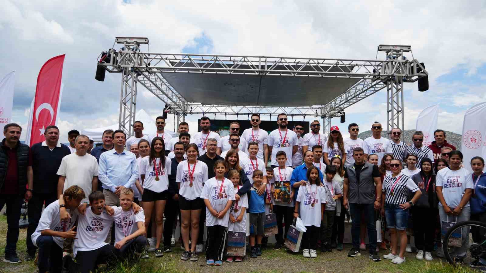Beyazın ve turkuazın kalbinde nefes kesen mücadele; Salda Gölü’nde sporla doğa el ele

