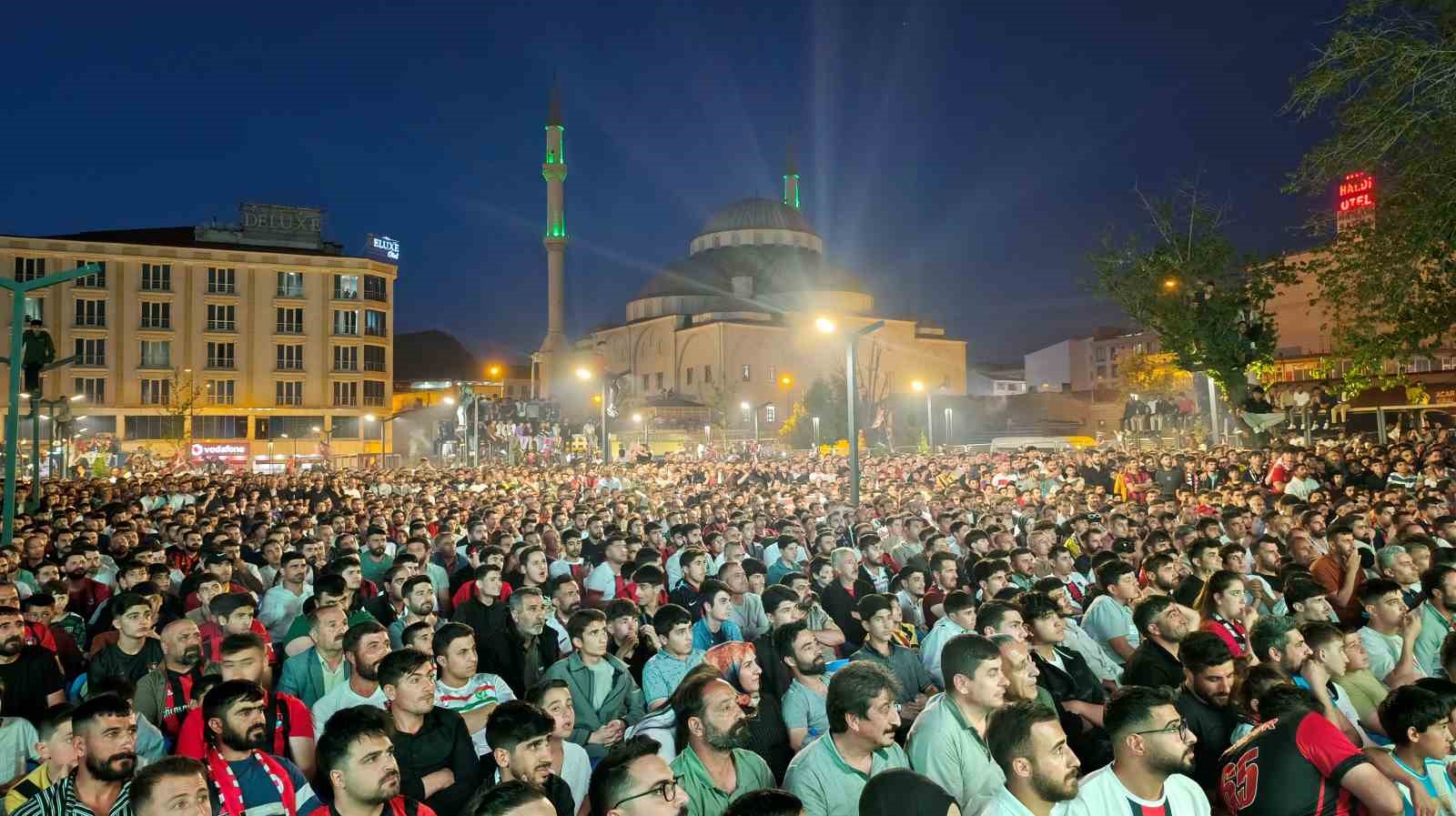 Vanspor FK taraftarları final coşkusunu dev ekranda yaşıyor
