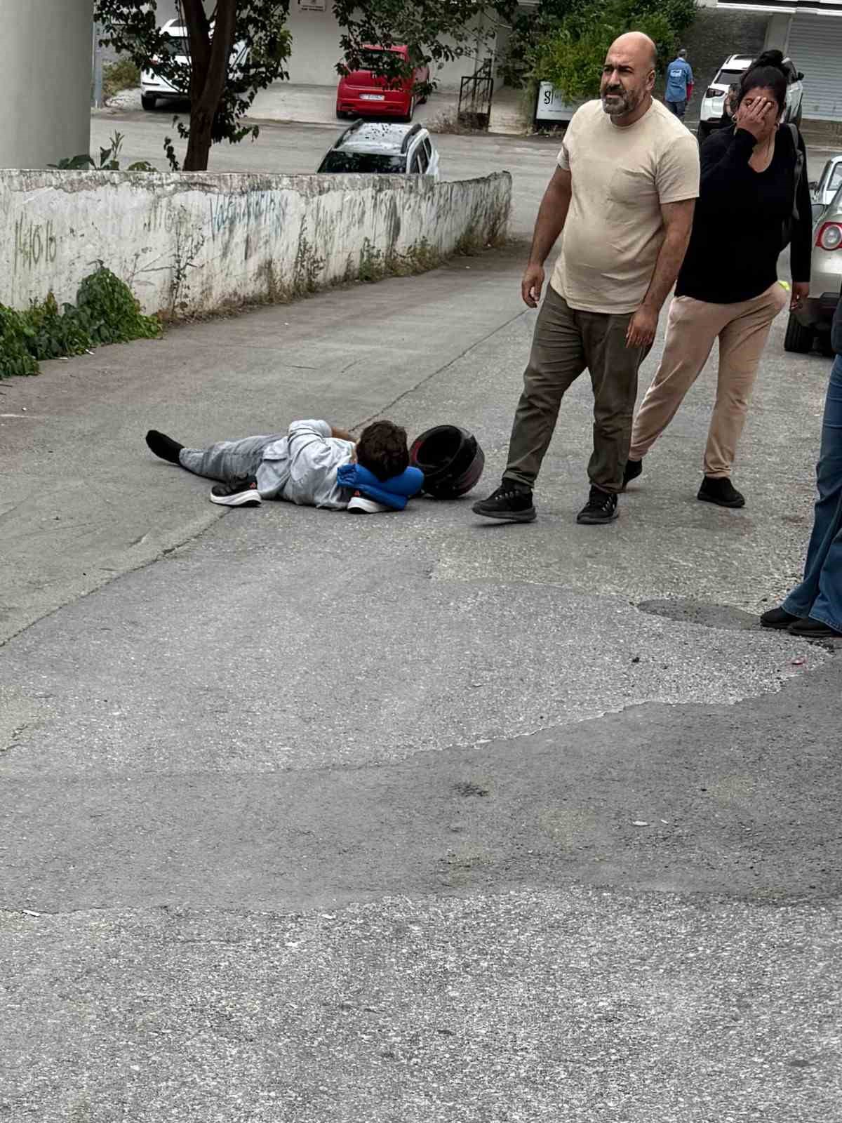 Motosiklet &ouml;nce otomobile, ardından da duvara &ccedil;arptı
