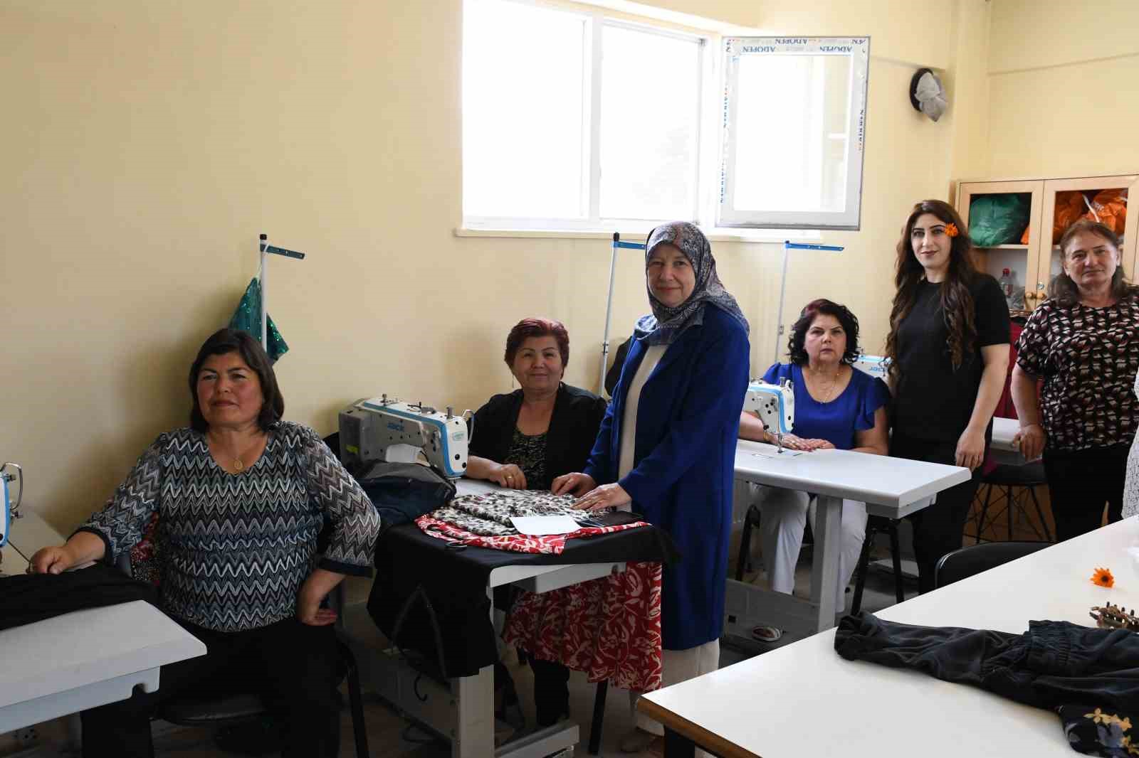Ev hanımları kursla terzi oldu, kendi tasarımlarını defileyle tanıttı
