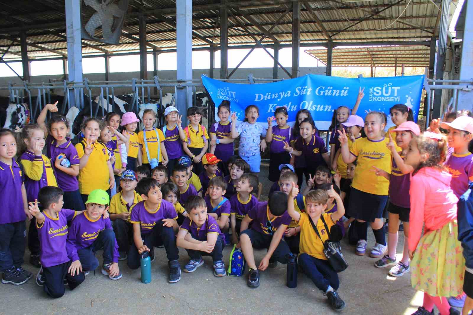 Minikler inekler arasında s&uuml;t i&ccedil;erek S&uuml;t G&uuml;n&uuml;&rsquo;n&uuml; kutladı
