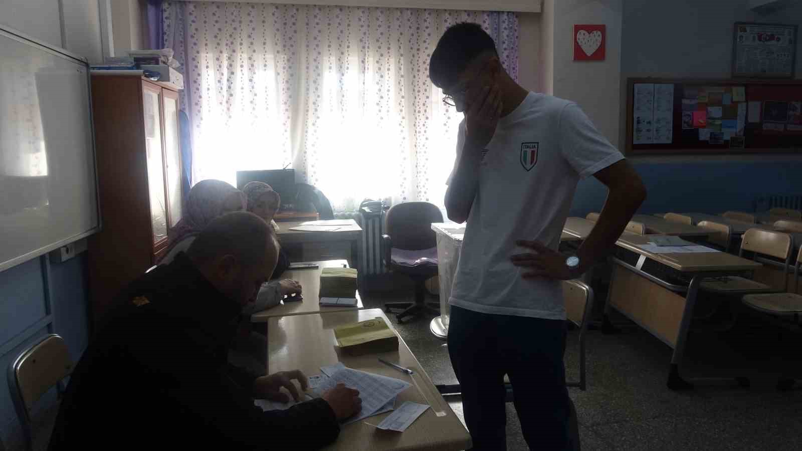 &Ccedil;ankırı&rsquo;da vatandaşlar muhtar se&ccedil;mek i&ccedil;in sandık başına gitti
