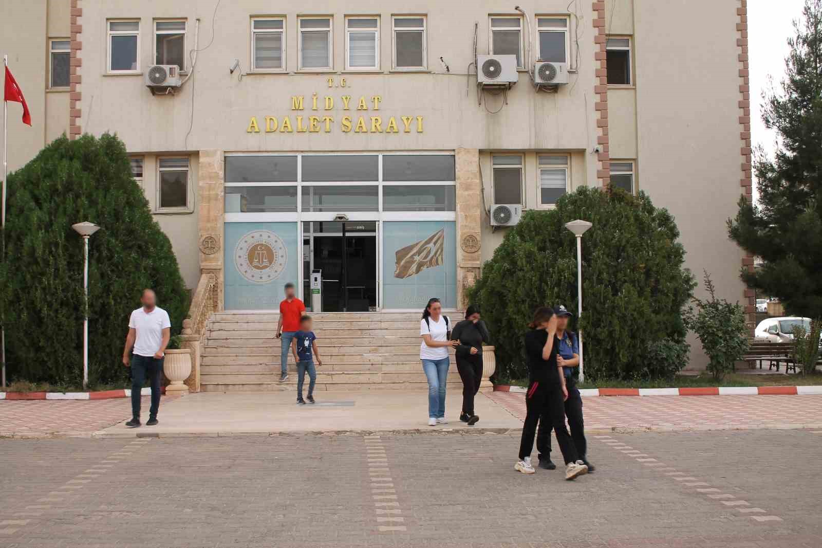 Mardin’de bir eve giren kız kardeşler, servet değerinde çaldıkları altınlarla yakalandı