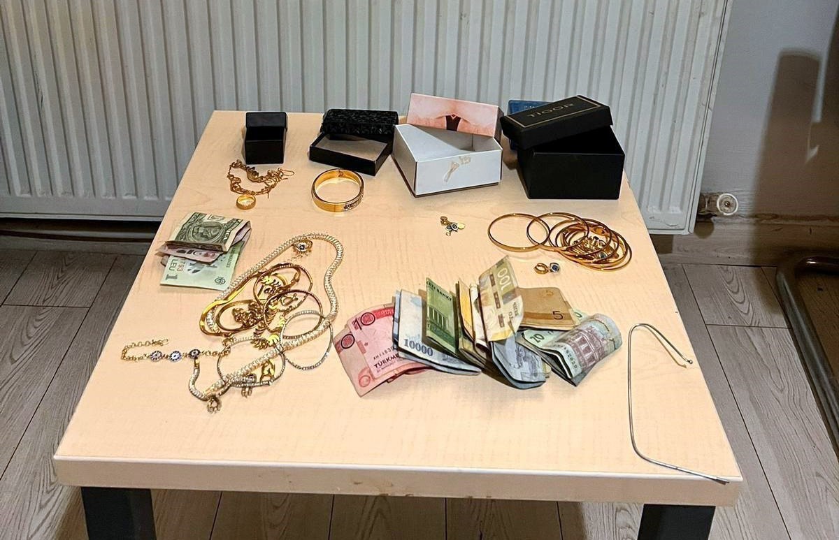 Mardin&rsquo;de bir eve giren kız kardeşler, servet değerinde &ccedil;aldıkları altınlarla yakalandı
